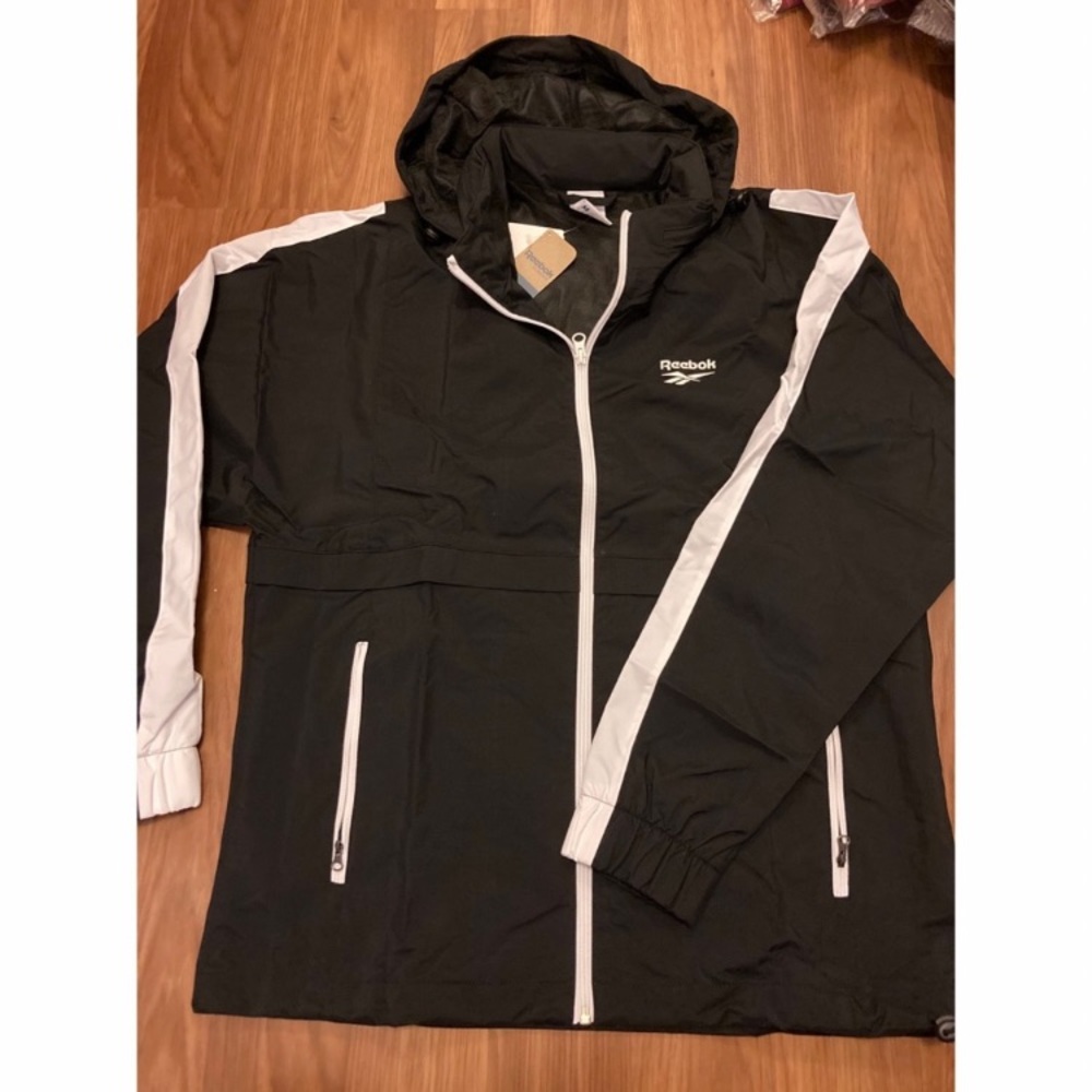 Men’s Reebok Coat with zip away hoodie!